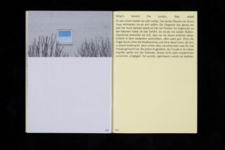 Ein offenes Buch zeigt auf der linken Seite ein Foto eines kleinen Fensters über kahlen Ästen und auf der rechten Seite Text in Englisch und Deutsch.