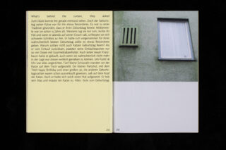 Ein Buch ist auf den Seiten 25 und 26 aufgeschlagen. Die linke Seite enthält englischen und deutschen Text, die rechte Seite zeigt ein Foto einer grünen Wand mit einem Fenster und einer Lüftungsöffnung.