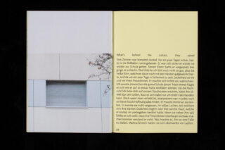 Ein auf zwei Seiten aufgeschlagenes Buch; die linke Seite zeigt ein Foto eines Fensters mit geschlossenen Jalousien, die rechte Seite enthält deutschen Text mit einigen Zeilen auf Englisch.