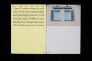 Ein offenes Buch zeigt Text auf einer gelben linken Seite und ein Foto eines Gebäudefensters mit blauen Fensterläden auf der weißen rechten Seite.