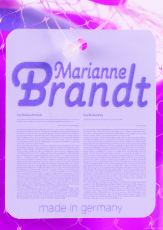 Auf einem Schild mit violettem Text steht „Marianne Brandt“ und „Made in Germany“. Unter dem Namen befinden sich zwei Spalten mit deutschem Text. Der Hintergrund ist rosa und violett.