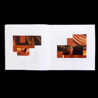 Ein offenes Buch zeigt zwei abstrakte Collagen mit rechteckigen Formen in Orange- und Brauntönen vor weißem Hintergrund.