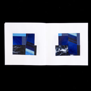 Ein offenes Buch zeigt auf beiden Seiten abstrakte Collagen in Blau- und Schwarztönen, angeordnet in geometrischen Formen auf weißem Hintergrund.