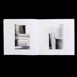 Ein offenes Buch zeigt auf beiden Seiten abstrakte Schwarz-Weiß-Fotocollagen mit geometrischen Formen und architektonischen Elementen vor schwarzem Hintergrund.