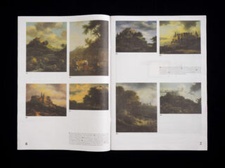 Offenes Buch mit acht Landschaftsgemälden, jedes mit einer Nummer beschriftet. Die Gemälde zeigen Burgen, Bäume und sanfte Hügel unter unterschiedlichen Himmeln.