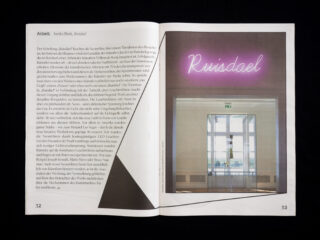 In einer aufgeschlagenen Zeitschrift ist links ein deutscher Artikel zu sehen und rechts ein Foto, das einen Museumsflur mit einem neonpinken „Ruysdael“-Schild über dem Eingang zeigt.