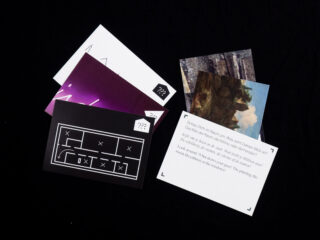 Auf einer schwarzen Oberfläche liegen fünf verschiedene Postkarten mit abstrakten Designs, Fotos, Kunstwerken, Texten und Symbolen.