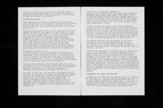 Ein aufgeschlagenes Heft mit zwei Seiten gedrucktem deutschen Text auf schwarzem Hintergrund; der Text ist dicht in Absätze und Abschnitte gegliedert.
