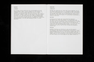 Offenes Heft mit deutschem Text auf beiden weißen Seiten vor schwarzem Hintergrund. Die linke Seite trägt den Titel „HANDRÜCKEN“, die rechte Seite den Titel „HANDINNEN“.