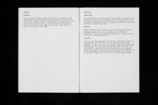 Ein aufgeschlagenes Heft zeigt auf beiden Seiten deutschen Text, der Handzeichen und ihre Bedeutung erläutert. Der Hintergrund ist schwarz.