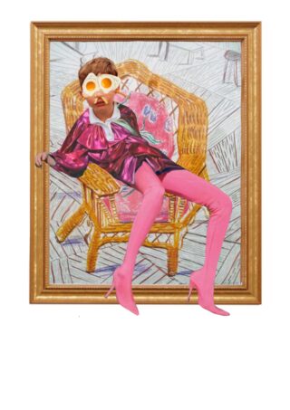 Eine Person in einem glänzenden magentafarbenen Outfit mit rosa Stiefeln mit hohen Absätzen und einer neuartigen eiförmigen Brille posiert, als würde sie auf einem gerahmten Stuhl mit einem Gemälde mit skizziertem Hintergrund sitzen.