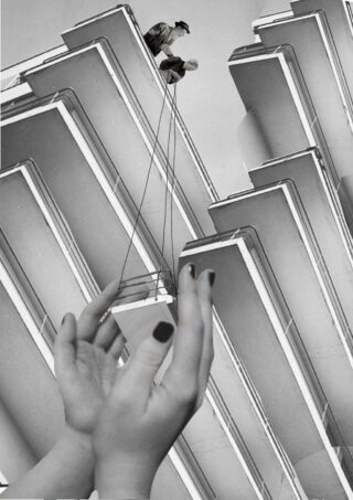 Zwei Hände strecken sich nach oben zu stilisierten, geometrischen Gebäuden, während zwei kleine Figuren darüber ein Objekt an Schnüren herablassen; das Bild ist in Graustufen und wirkt surreal und collageartig.