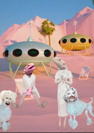 Surreale Szene mit Menschen mit Eidechsenköpfen, Kleidung im Vintage-Stil und Hunden mit übertriebenen Gesichtszügen, angesiedelt in einer rosa Wüstenlandschaft mit Retro-UFO-Häusern.