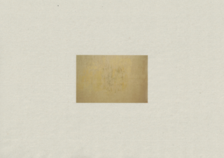 Ein quadratischer Fleck mit verblasster, gelblich-brauner Textur befindet sich in der Mitte eines schlichten, cremefarbenen Hintergrunds.