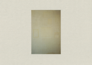 Eine verblasste, leere Wand mit mehreren helleren rechteckigen Umrissen, die auf die vorherige Anwesenheit gerahmter Bilder oder Objekte schließen lassen. Das Bild ist auf einem beigefarbenen strukturierten Hintergrund zentriert.