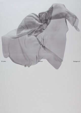 Transparenter Stoff schwebt in der Luft vor einem schlichten weißen Hintergrund, mit kleinen Texten wie „50 Jahre“, „Release“ und „Stuttgart e.V.“.