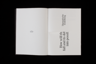 Ein offenes Buch zeigt nur minimalen Text. Auf der linken Seite steht „Objekte“, während auf der rechten Seite ein gedrehter deutscher Text und ein großer, abgeschnittener englischer Text über „den Fall und seine … Möglichkeit …“ zu sehen sind.