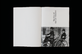 Auf einem offenen Buch ist der Text „Der Aufstieg der Automobilindustrie“ zu sehen, neben einem Schwarzweißbild von zwei Personen, die in einem frühen Automobil fahren.