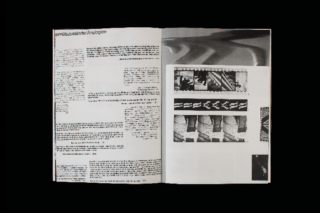 Ein aufgeschlagenes Magazin zeigt auf der linken Seite Text in Spalten und auf der rechten Seite in Rastern angeordnete abstrakte Schwarzweißbilder.