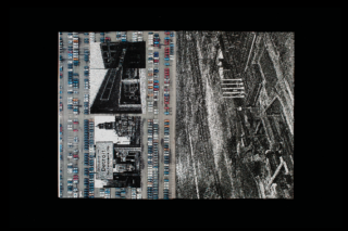 Luftaufnahme eines Parkplatzes mit Autos auf der linken Seite und ein körniges Schwarzweißbild von Gebäuden auf der rechten Seite, beide vor einem schwarzen Hintergrund.