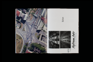 Ein aufgeschlagenes Buch zeigt auf der linken Seite eine Luftaufnahme einer städtischen Kreuzung und auf der rechten Seite Schwarz-Weiß-Bilder mit dem Titel „Krise“.
