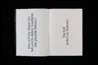 Offenes Buch mit zwei Seiten. Auf der linken Seite steht: „Wie wird die Motor City untergehen und ihre Trümmer in mögliche Zukünfte verwandelt werden?“, und auf der rechten Seite: „Der Untergang der Autoindustrie.“.