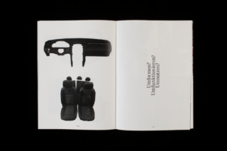 Aufgeschlagenes Buch mit Schwarzweißbildern von Autositzen und einem Armaturenbrett auf der linken Seite und dem deutschen Text „Umformen? Umfunktionieren? Umnutzen?“ auf der rechten Seite.