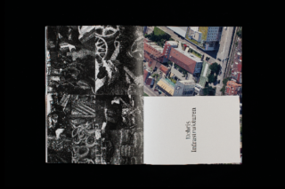 Ein offenes Buch zeigt auf der linken Seite ein abstraktes Kunstwerk in Graustufen und auf der rechten Seite ein Luftbild von Gebäuden, das teilweise von einem weißen Blatt mit der Aufschrift „Dorks Infrastrukturen“ bedeckt ist.