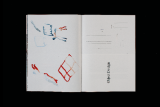 Ein offenes Buch auf schwarzem Untergrund; die linke Seite zeigt abstrakte Skizzen in Rot und Blau, die rechte Seite feine Linien und den vertikal gedrehten Text „Object Design“.