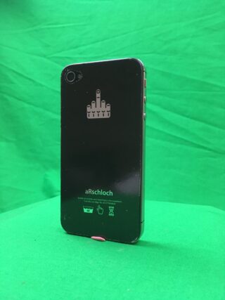 Auf grünem Untergrund steht aufrecht ein schwarzes Smartphone mit einer Hülle, auf der eine stilisierte Mittelfinger-Grafik und der Schriftzug „aRschloch“ abgebildet sind.
