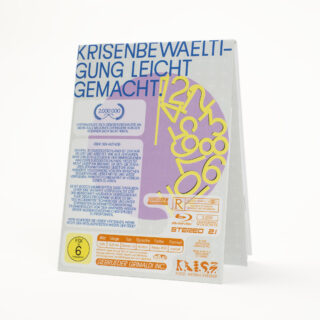 Eine gefaltete Broschüre steht aufrecht und zeigt deutschen Text, eine lila-gelbe stilisierte Uhrengrafik sowie verschiedene Logos und Symbole auf weißem Hintergrund.