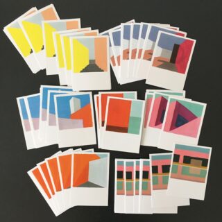 Vierundzwanzig Karten im Polaroid-Stil, angeordnet auf einer schwarzen Oberfläche, jede mit abstrakten geometrischen Kunstwerken in verschiedenen leuchtenden Farben und Formen.