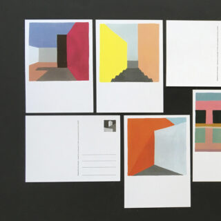 Fünf Postkarten mit abstrakten geometrischen Motiven und Leerzeichen sind rasterförmig auf dunklem Untergrund angeordnet. Eine Postkarte trägt auf der Rückseite Adresszeilen.