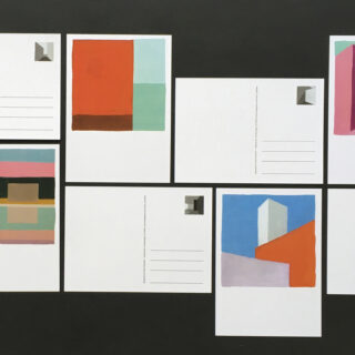 Sieben Postkarten sind auf einer dunklen Oberfläche angeordnet. Jede zeigt minimalistische, abstrakte Kunstwerke mit geometrischen Formen und gedeckten Farben. Einige Karten haben Zeilen zum Schreiben von Adressen.