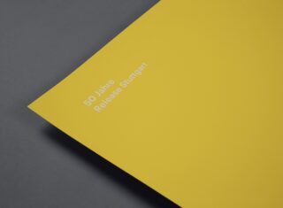 Ein gelbes Blatt Papier auf grauem Untergrund mit der weißen Aufschrift „50 Jahre Release Stuttgart“ in der oberen linken Ecke.