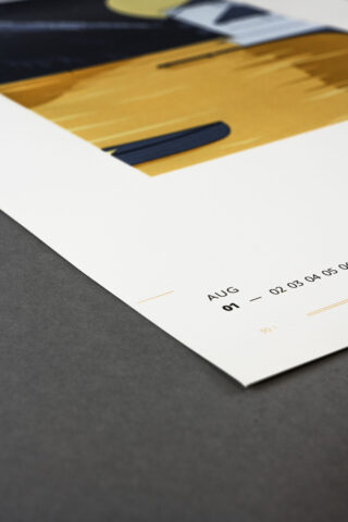 Eine Nahaufnahme einer gedruckten Kalenderseite mit Daten im August, wobei ein Teil einer abstrakten Illustration und die Zahlen „01 – 02 03 04 05 06“ sichtbar sind.