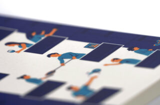 Illustration von Menschen in blauer Kleidung, die vor einem weißen und dunkelblauen Hintergrund durch Fenster und Türen in einem Gebäude miteinander interagieren.