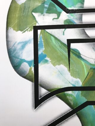 Abstraktes Kunstwerk mit kräftigen schwarzen geometrischen Linien auf einem Hintergrund aus grünen, blauen und weißen Pinselstrichen mit einem Halbton-Punkttextureffekt.