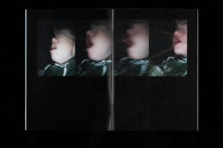 Eine Fotobuchstrecke mit vier verschwommenen Nahaufnahmen des Gesichts einer Person mit offenem Mund vor einem dunklen Hintergrund.