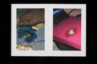 Zwei Fotos von Betten: Das linke Bett hat einen Stapel Kissen und einen blauen Flüssigkeitsfleck; das rechte Bett hat ein rotes Laken mit einem gelben Fleck und einem dunklen nassen Punkt.