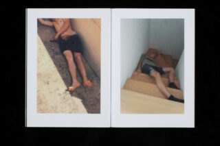 In einem offenen Buch sind zwei Fotos zu sehen: Das linke zeigt eine Person ohne Hemd, die auf dem Boden liegt, das rechte eine Person, die ausgestreckt auf einer Holztreppe liegt.