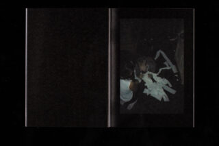 Ein Kind sitzt auf dem Boden, rollt einen Stapel weißes Toilettenpapier ab und spielt damit; die linke Seite des Buches ist leer.