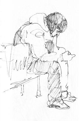 Eine Person in einer Kapuzenjacke sitzt gebeugt auf einer Bank und blickt auf einen Gegenstand in ihren Händen. Das Bild ist eine Bleistiftskizze.