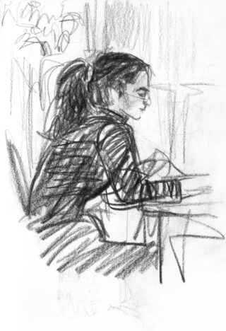 Bleistiftskizze einer Person mit langen Haaren zu einem Pferdeschwanz, Brille und gestreifter Jacke, die an einem Schreibtisch sitzt und schreibt.