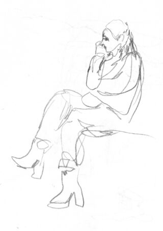 Lockere Bleistiftskizze einer sitzenden Person in Stiefeln, die ihr Kinn auf eine Hand stützt und zur Seite blickt.