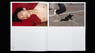 Eine Fotobuchseite mit einer liegenden Person ohne Hemd in einer roten Jacke auf der linken Seite und einer Nahaufnahme von Rollschuhen und ihrem Schatten auf dem Bürgersteig auf der rechten Seite.