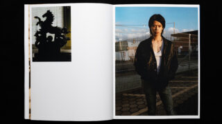 Linke Seite: Silhouette einer Statue vor einem Fenster. Rechte Seite: Person in einer schwarzen Jacke steht im Tageslicht draußen an einem Zaun.