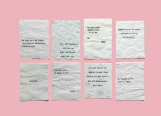 Acht gemusterte weiße Papierstücke mit deutschem Text sind in zwei Reihen auf rosa Hintergrund angeordnet. Jedes Stück weist ein anderes geprägtes Design und getippte Wörter auf.