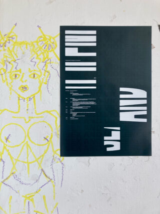 An einer strukturierten Wand ist ein dunkles Poster mit abstraktem weißem Text angebracht, auf dessen linker Seite sich eine gelbe Kreidezeichnung einer menschlichen Figur befindet.