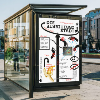 Plakat für das Festival „Die irritierte Stadt“ mit kräftigen Grafiken, Pfeilen und Text in deutscher Sprache, das an einer Bushaltestelle mit Glaswänden in einem Stadtgebiet angebracht ist.